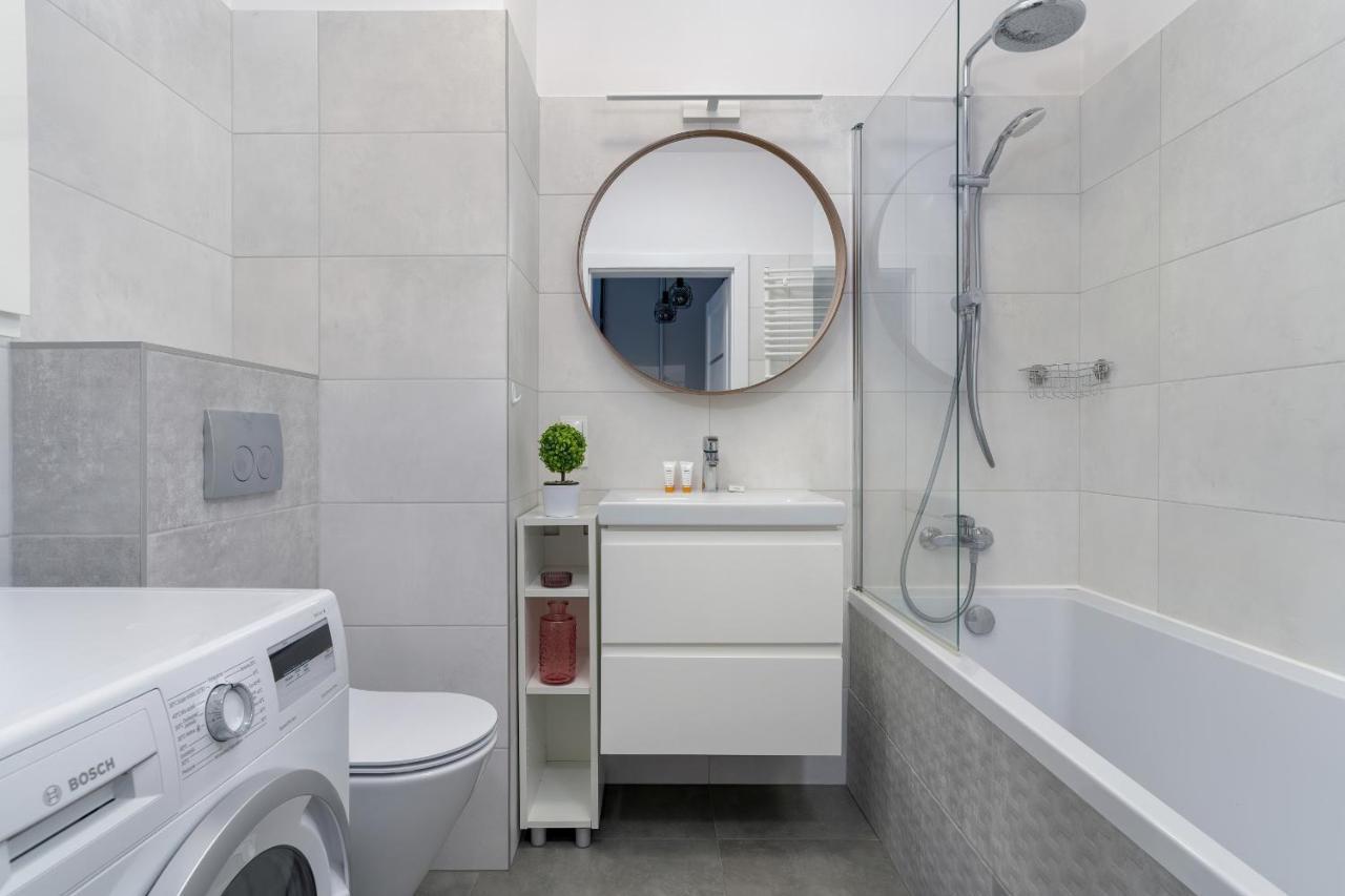 Stylish & Comfy Garbary Apartments With Parking By Noclegi Renters Poznan Luaran gambar