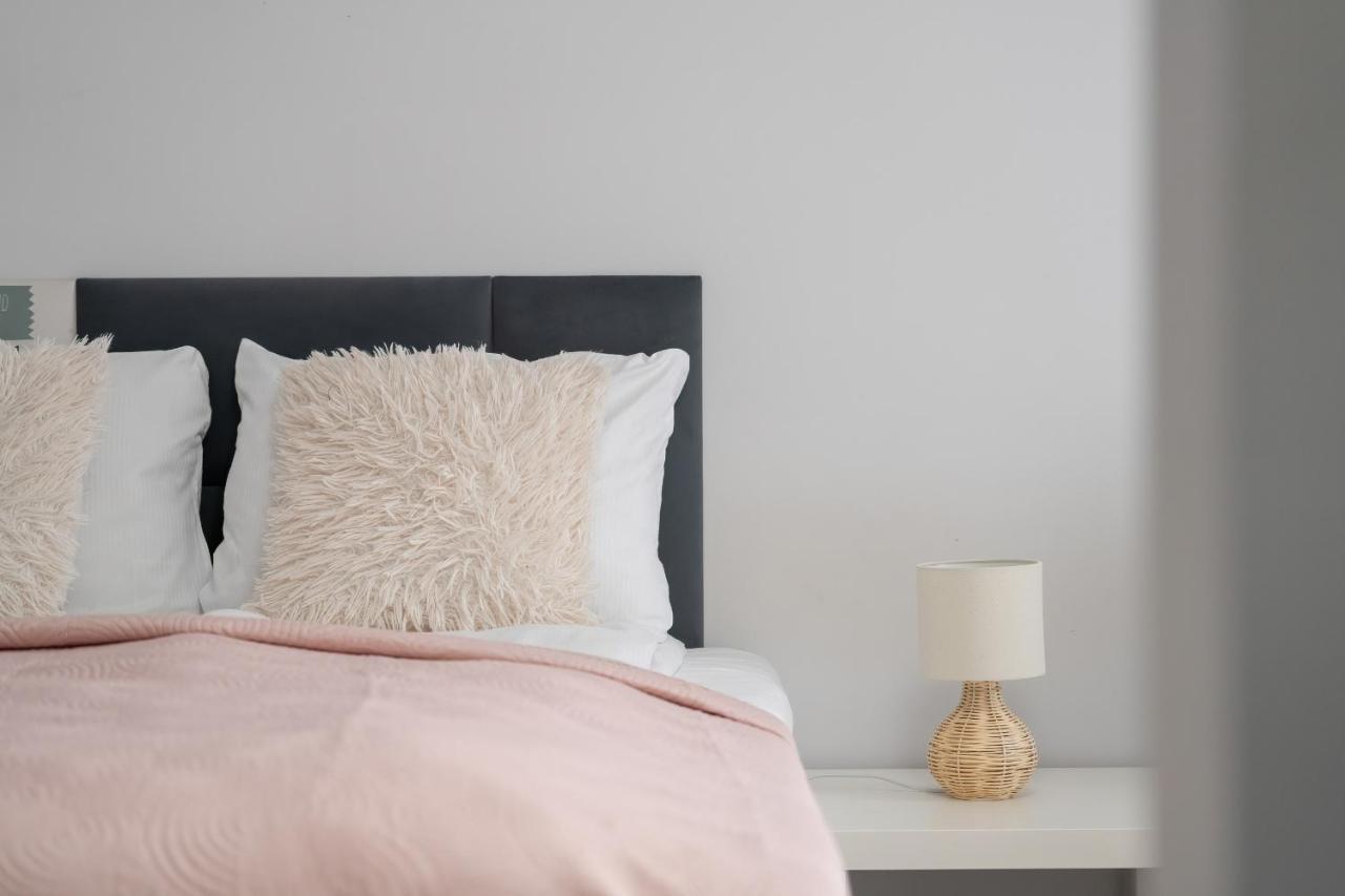 Stylish & Comfy Garbary Apartments With Parking By Noclegi Renters Poznan Luaran gambar